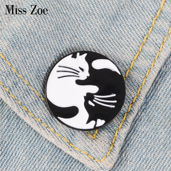 Tai Chi Cats Enamel Pin Black White Hugging Cats Badge Brooch Bag Clothes Lapel pin Cartoon Animal Jewelry Gift for Cat fans Kid